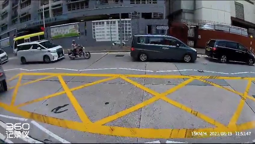一辆电单车沿何文田常盛街行驶。网上片段截图