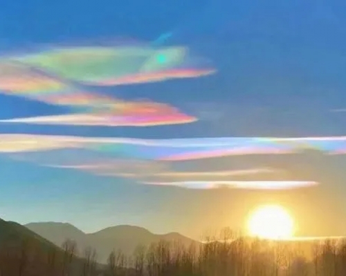 四川涼山西昌市天空出現七色彩雲景象。