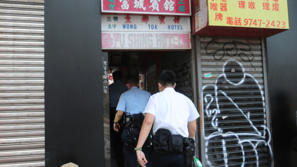 警員登樓到賓館調查。