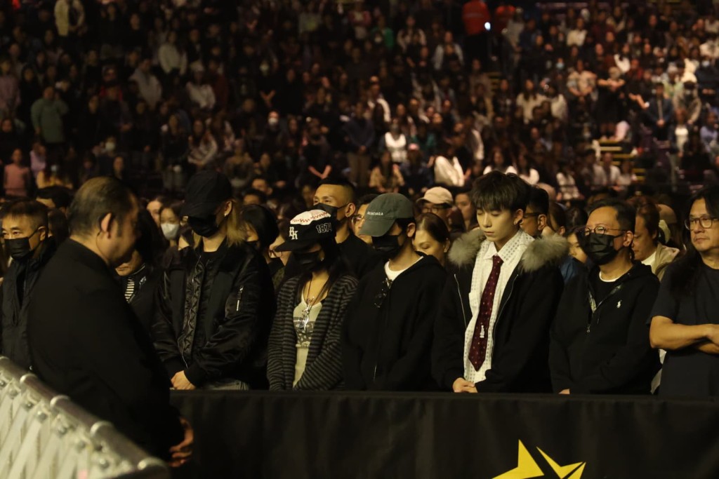 Jer領全場為災民默哀一分鐘。 Jer領全場為災民默哀一分鐘。