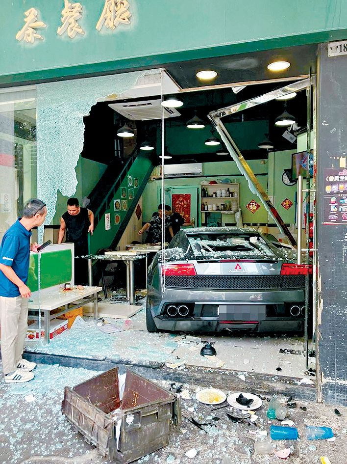 跑車衝入食肆內，大量食物及雜物散落一地，大門玻璃亦告粉碎，一片狼藉。