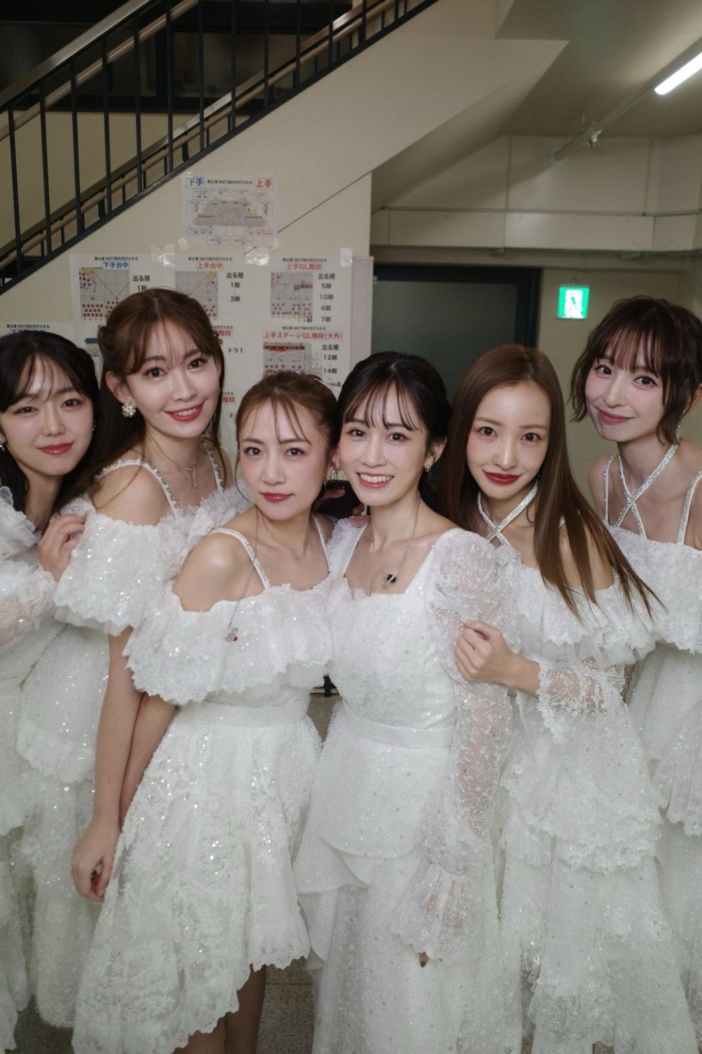 (左起)峯岸南、小嶋陽菜、高橋南、前田敦子、板野友美及篠田麻里子等元祖成員,現身昨晚最終場的演出。 (左起)峯岸南、小嶋陽菜、高橋南、前田敦子、板野友美及篠田麻里子等元祖成員,現身昨晚最終場的演出。