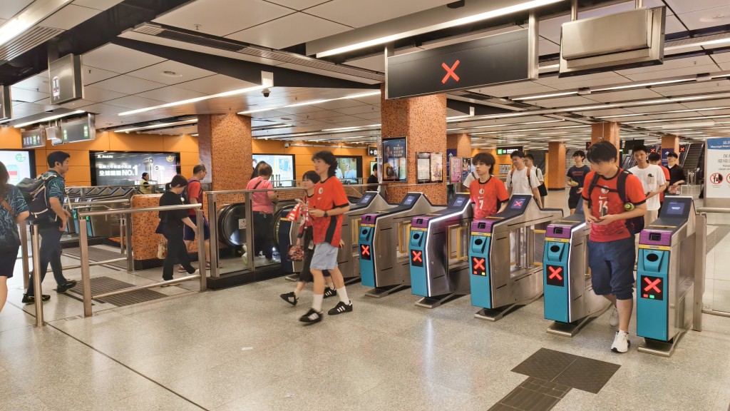 香港對印度|完場前屯馬綫一度受阻 港鐵及時修復 球迷散場順利