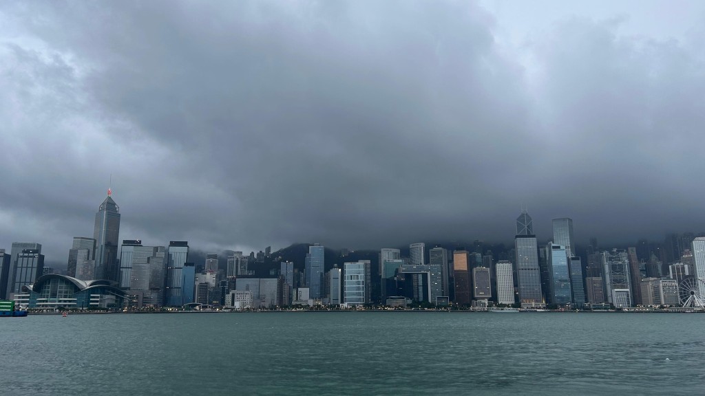 本港地區今日多雲,間中有驟雨及幾陣狂風雷暴,雨勢有時頗大。蔡楚輝攝 本港地區今日多雲,間中有驟雨及幾陣狂風雷暴,雨勢有時頗大。蔡楚輝攝