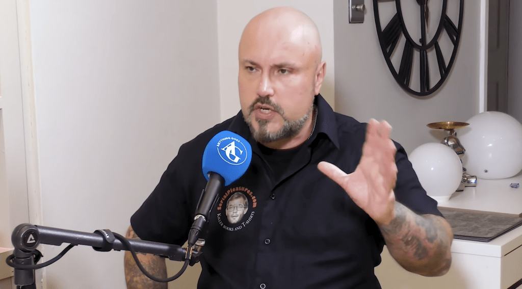 法國惡名昭彰的食人殺手、「巴黎吸血鬼」克勞克斯近日罕見接受訪問，首次完整回溯自己從童年迷戀死亡，到在太平間偷食屍肉，最終走向謀殺與食人的歷程。《Anything Goes With James English》