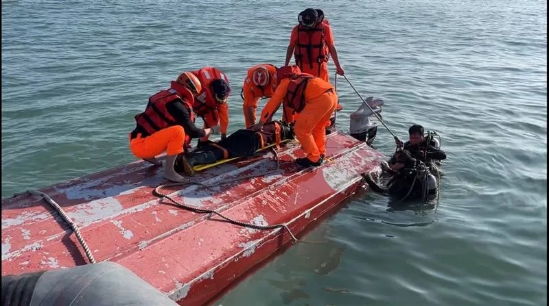 大陆快艇被台湾海警追捕翻船，两人被救起送院证实不治。