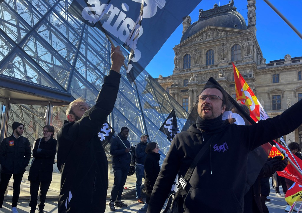 示威民众聚集在罗浮宫的玻璃金字塔前抗议。 REUTERS