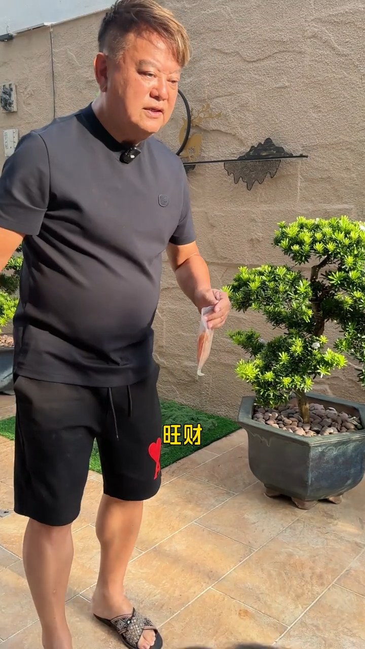 陳百祥一身居家裝扮，在豪宅花園準備以零食訓練愛犬，期間大爆家中地位高低。
