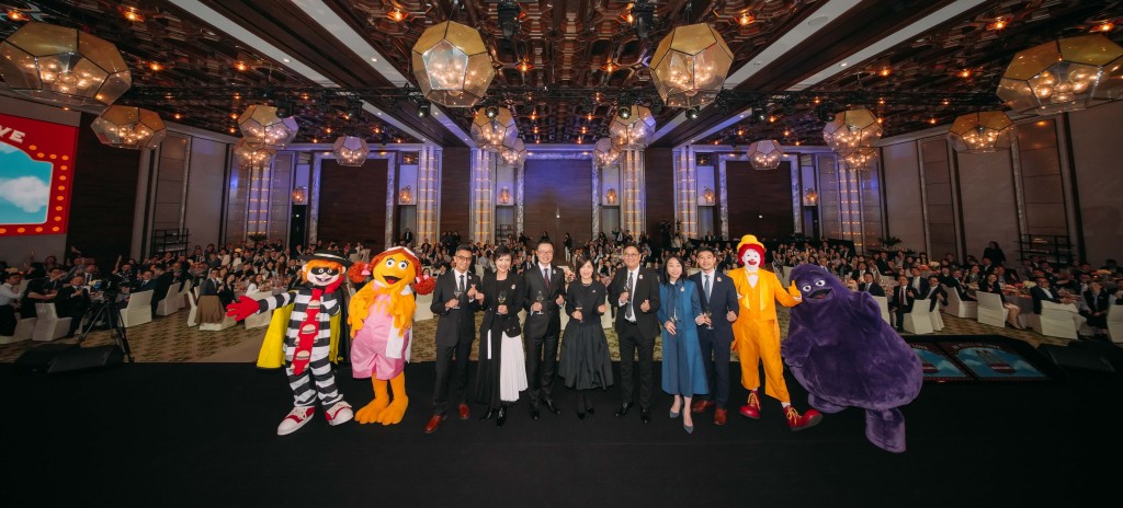 香港麥當勞為慶祝紮根香港50年,日前於香港瑰麗酒店舉辦慶祝晚宴。 香港麥當勞為慶祝紮根香港50年,日前於香港瑰麗酒店舉辦慶祝晚宴。