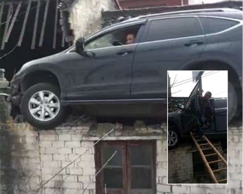 汽车竟然「成功」搁在屋顶未有跌下。