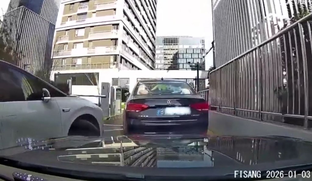 白色SUV逆線打尖被一眾車主「死頂」整治。微博