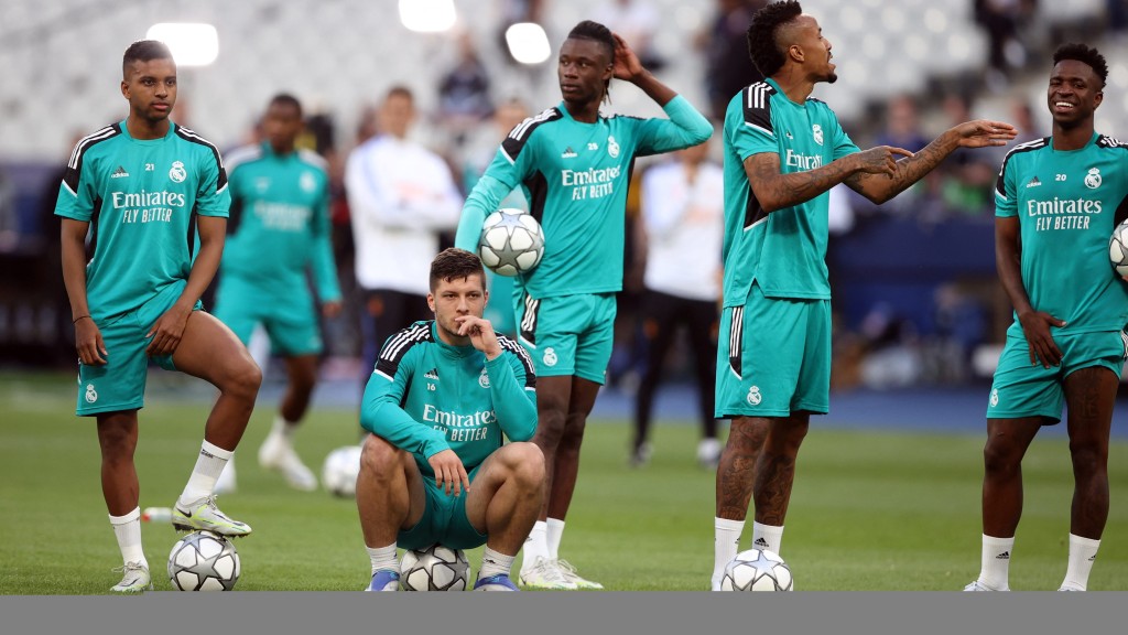 盧卡祖域(坐下者)在皇馬只屬過客。 Reuters