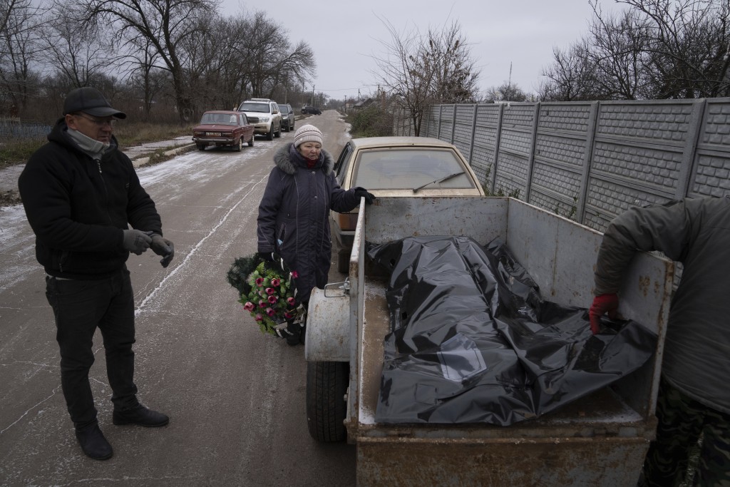 最近收复的乌克兰Vysokopillya镇，一名妇女守着丈夫的尸体。AP