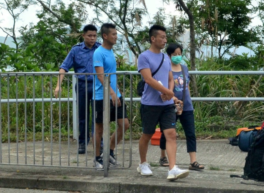 老翁的親友到現場了解情況。 林思明攝