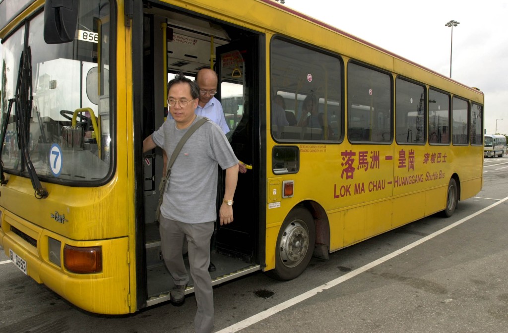 當時還是任職政務司司長的曾蔭權亦曾搭皇巴巡視皇崗邊境管制站。政府檔案處