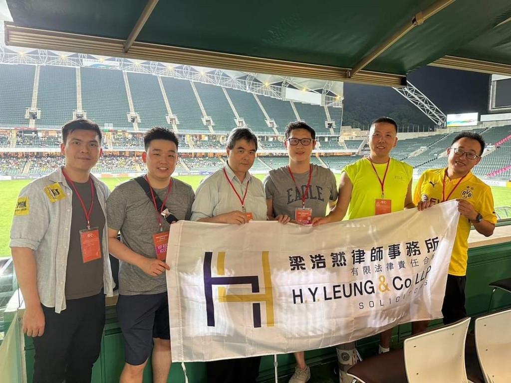梁浩然與其律師行的同事,齊齊入場支持理文足球隊。 梁浩然與其律師行的同事,齊齊入場支持理文足球隊。