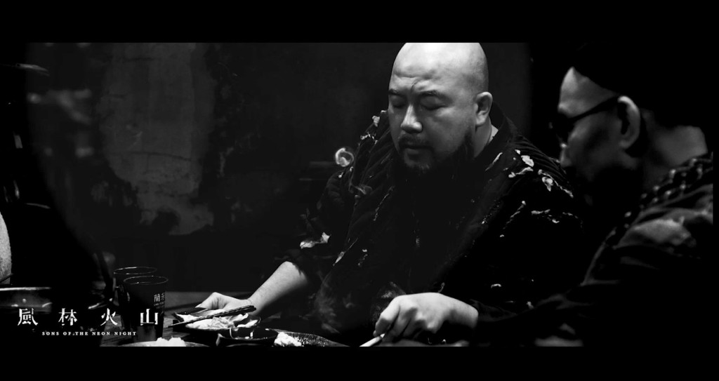 睇製作特輯，麥浚龍飾演的多重人格臥底（劉青雲的線人）與黃偉文同枱，似乎大有關連。