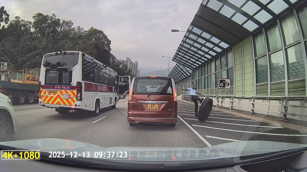 男警「起飛腳」踢跌輪胎。網上片段截圖 男警「起飛腳」踢跌輪胎。網上片段截圖