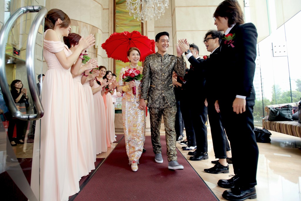 黎諾懿2012年與落選港姐李潔瑩結婚，當時有指李潔瑩家族擁5億美容院王國，黎諾懿被封「5億駙馬」。
