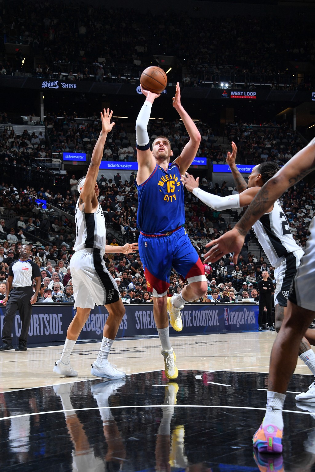 金塊收官戰128:118挫馬刺，約基治剛好65場加入爭MVP。法新社