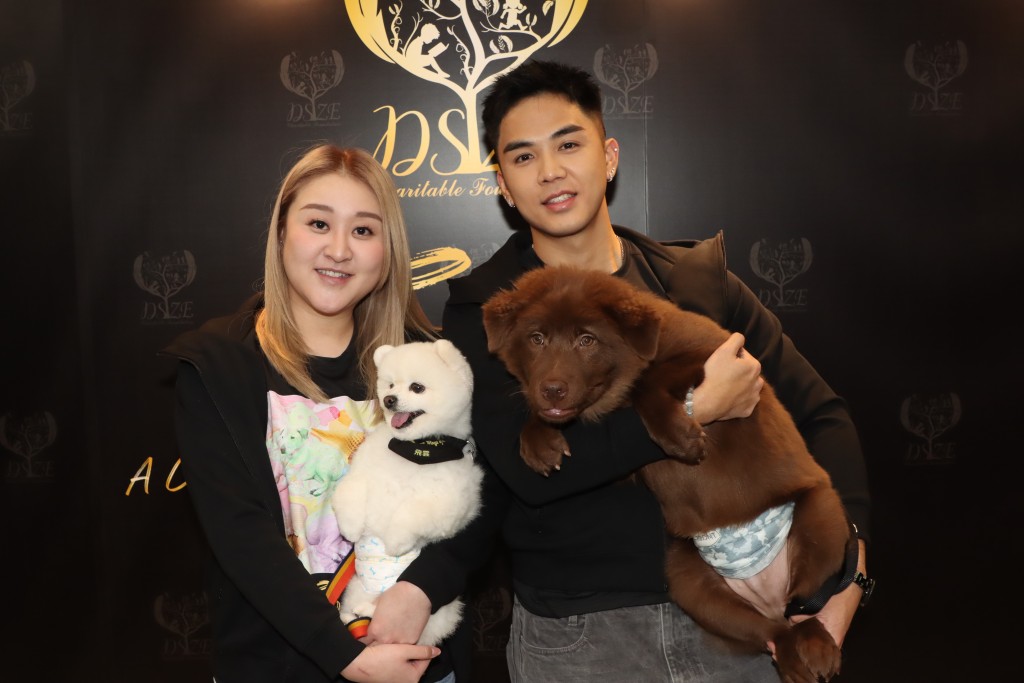 伍富橋帶新成員唐狗Pickle現身活動，太太Shirley抱飛雲支持。
