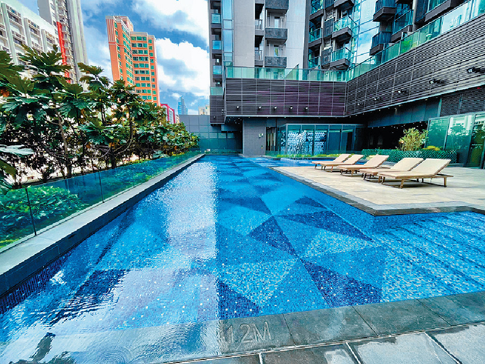 ■睿峰的「Club Vertex 天睿薈」提供多項設施，如圖中長達28米的室外泳池。