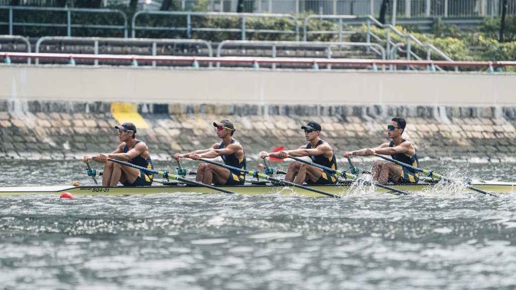 赵显臻(左二)于香港赛艇锦标赛夺三金。中国香港赛艇协会图片