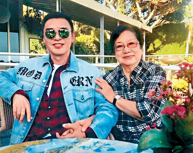 阿B分享與母親的合照，承諾會「認真度日」。