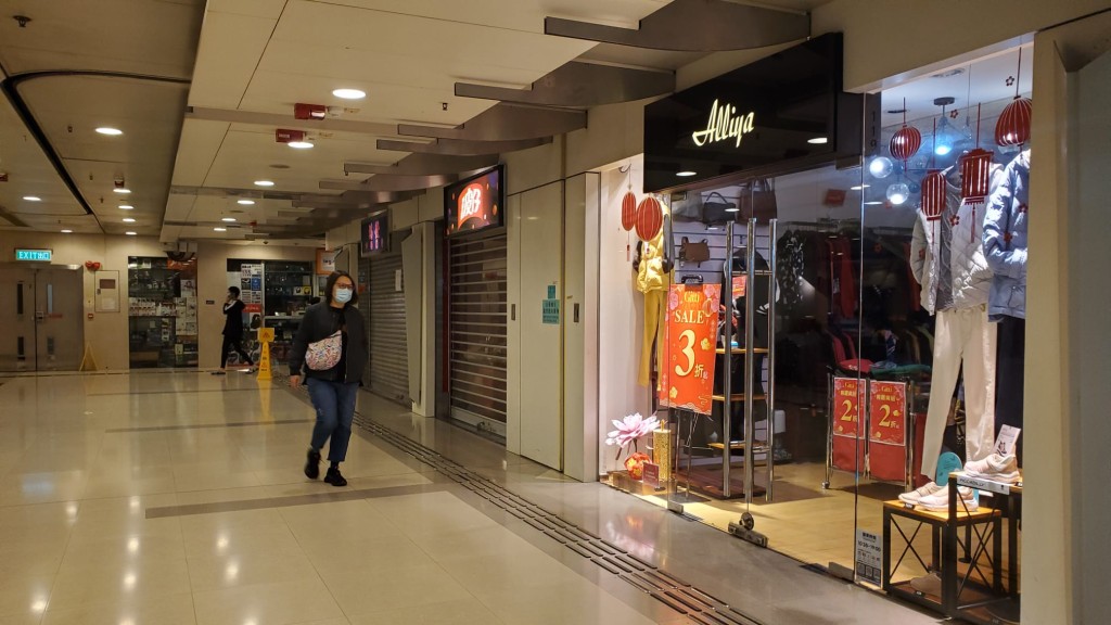 葵涌邨商場大部分店舖已關門。