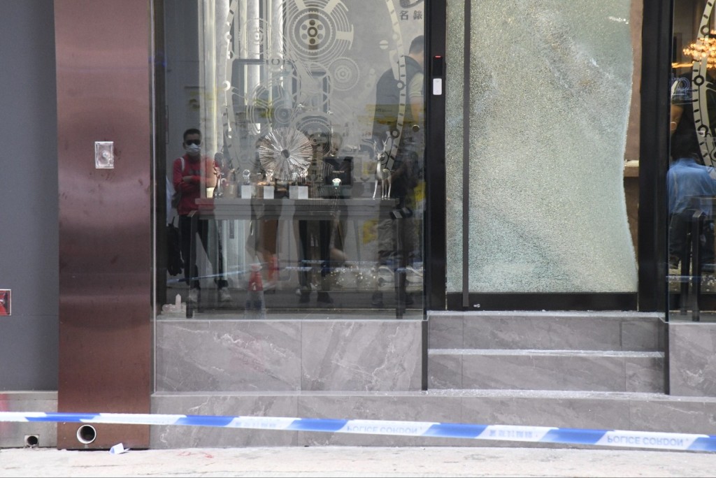 表行玻璃大门怀疑被劫匪打至碎裂。徐裕民摄