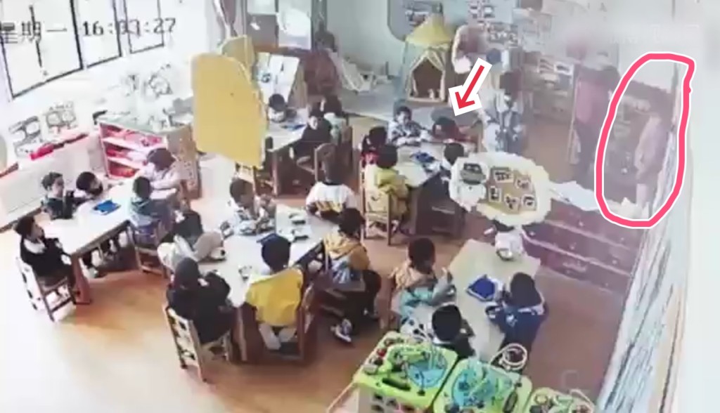 事發時男童看來趴在桌上，李老師站在牆邊。
