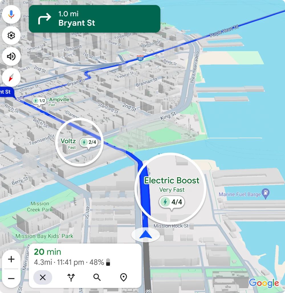 Google地图导航时不但显示沿途充电站的位置，连充电速度、馀下车位等即时资讯也一并提供。