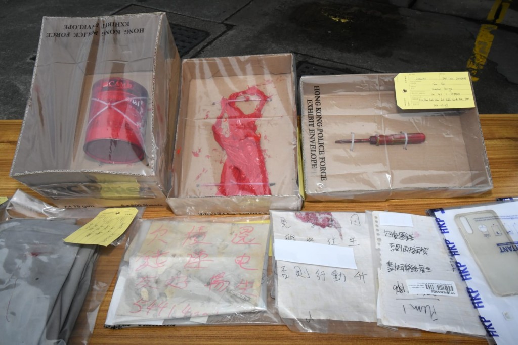 警方展示涉案物品。