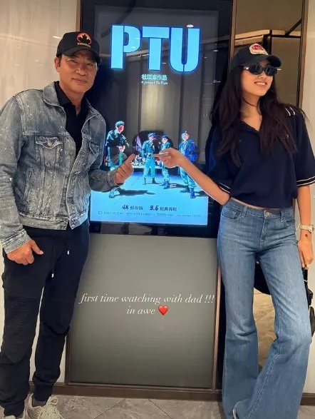 華哥21歲愛女Ella在IG分享父女入場睇《PTU》4K修復版。 華哥21歲愛女Ella在IG分享父女入場睇《PTU》4K修復版。