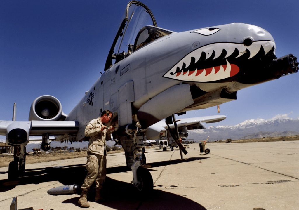2002年4月17日，在喀布尔以北的巴格拉姆空军基地，美国空军中士基斯‧哈斯正在调整A-10「疣猪」攻击机上的设备。路透社