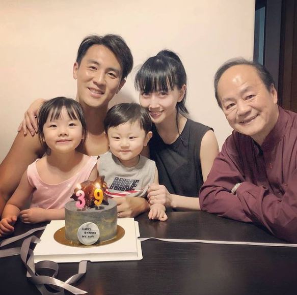 不時探望一對孫仔孫女。