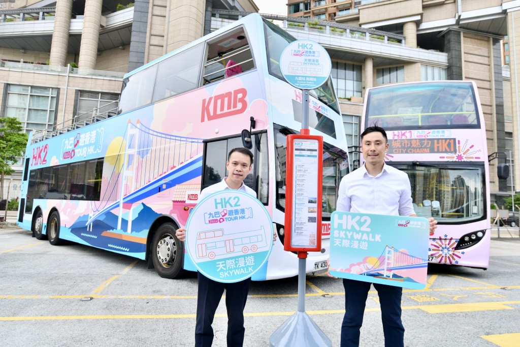 九巴車務總監楊晉瑋（左）、 九巴傳訊及公共事務部主管簡學悕（右）。