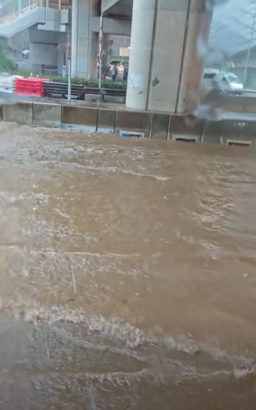 青山公路荃灣段出現水浸情況,渠務署派員完成處理。fb「下水水 Drainy」圖片 青山公路荃灣段出現水浸情況,渠務署派員完成處理。fb「下水水 Drainy」圖片