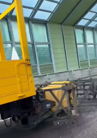伸縮鐵架倒地。fb 車cam L（香港群組）  