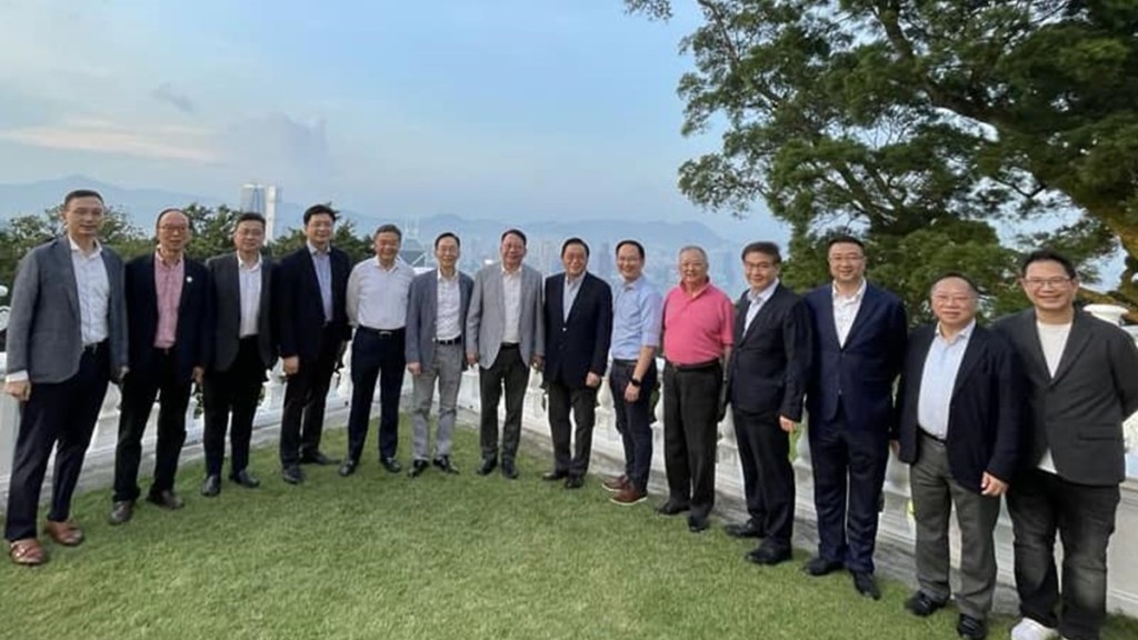 多名立法會男議員晚上應邀到政務司司長官邸飯敍。林健鋒facebook圖片
