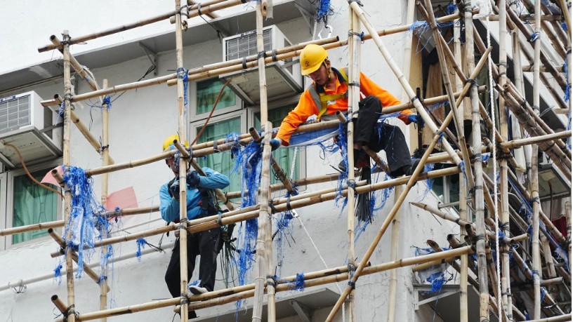 根據勞工法例，棚架施工必須配備安全棚網。資料圖片