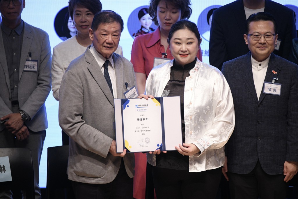 孫悅(右)指總會成員過去兩年一直熱心工作幫助港漂,認為「幫佢哋等於幫返當年嘅自己」。 孫悅(右)指總會成員過去兩年一直熱心工作幫助港漂,認為「幫佢哋等於幫返當年嘅自己」。