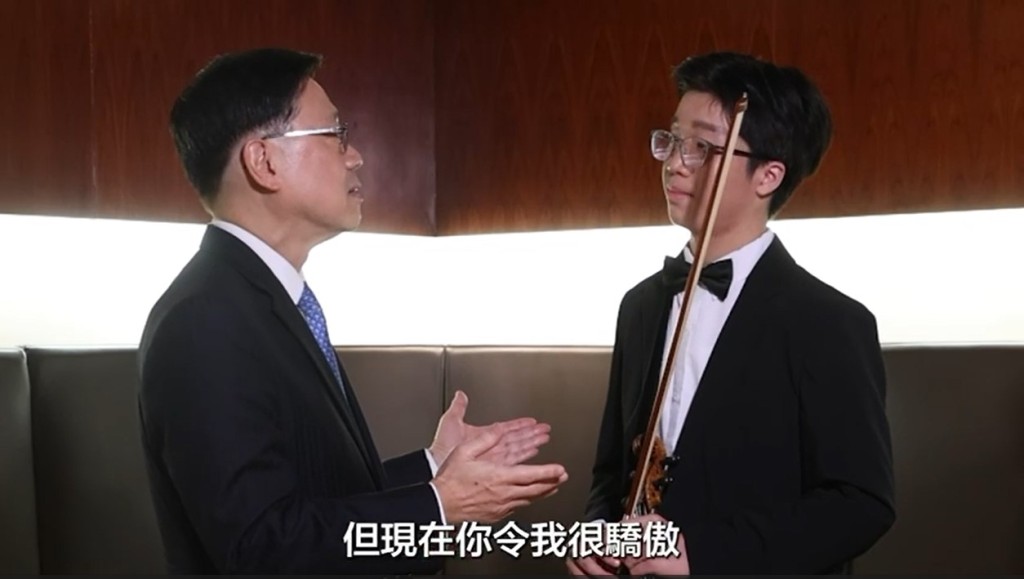 李家超在片中向李同學說，「當年同你傾計你都唔望我，但𠵱家你真係令我好驕傲」
