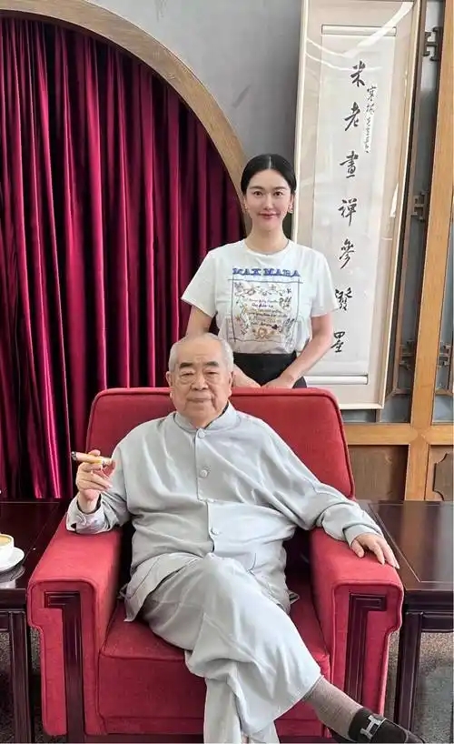 書畫大師范曾與嫩妻徐萌。 網圖 書畫大師范曾與嫩妻徐萌。 網圖