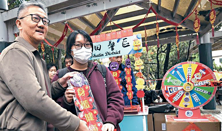 警務處處長蕭澤頤（左）初三到車公廟視察。