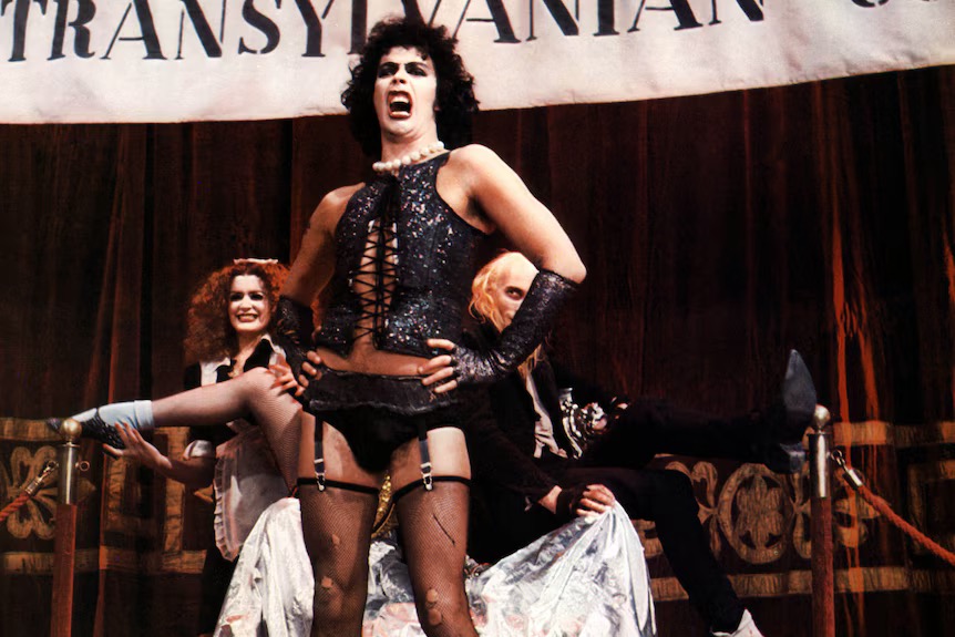 TIm Curry於1973年憑舞台劇《洛奇恐怖晚會》中的瘋狂科學家Frank-N-Furter一角走紅。 TIm Curry於1973年憑舞台劇《洛奇恐怖晚會》中的瘋狂科學家Frank-N-Furter一角走紅。