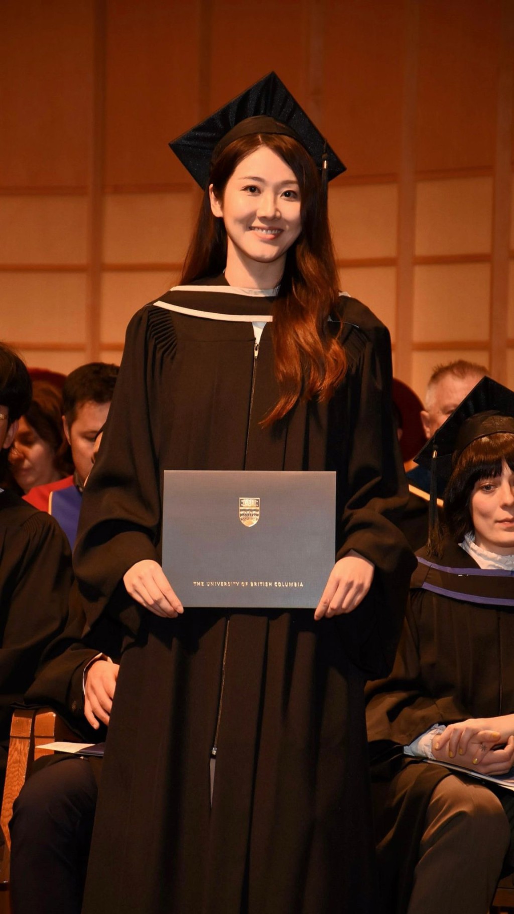邓佩仪成功获得「Bachelor of Commerce」学位。