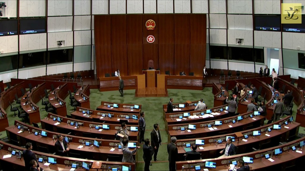 梁君彥向議員說明時，民建聯何俊賢舉起雙手表示無奈。（立法會直播截圖）