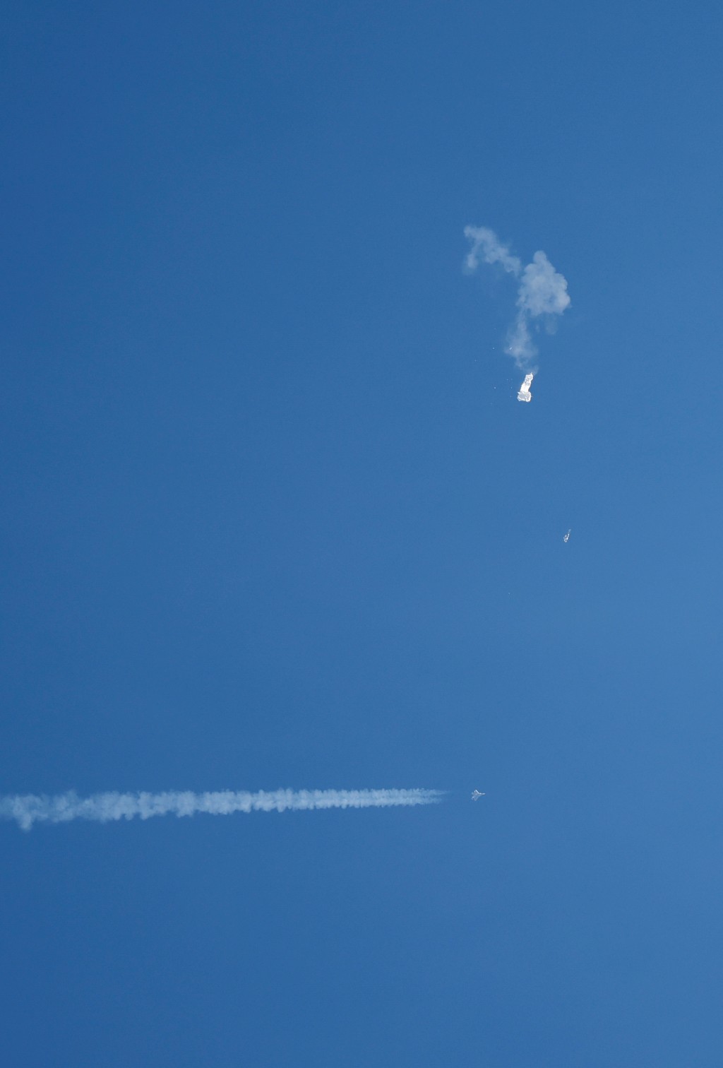 美軍戰機在南卡羅萊納州海岸附近將中國氣球擊落。路透社