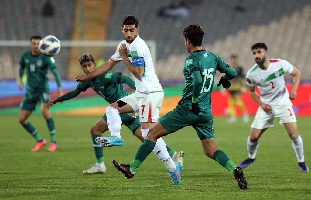 伊朗(白衫)1:0击败伊拉克，再闯世界杯决赛周，赛后球员挥舞国旗高歌庆祝。REUTERS
